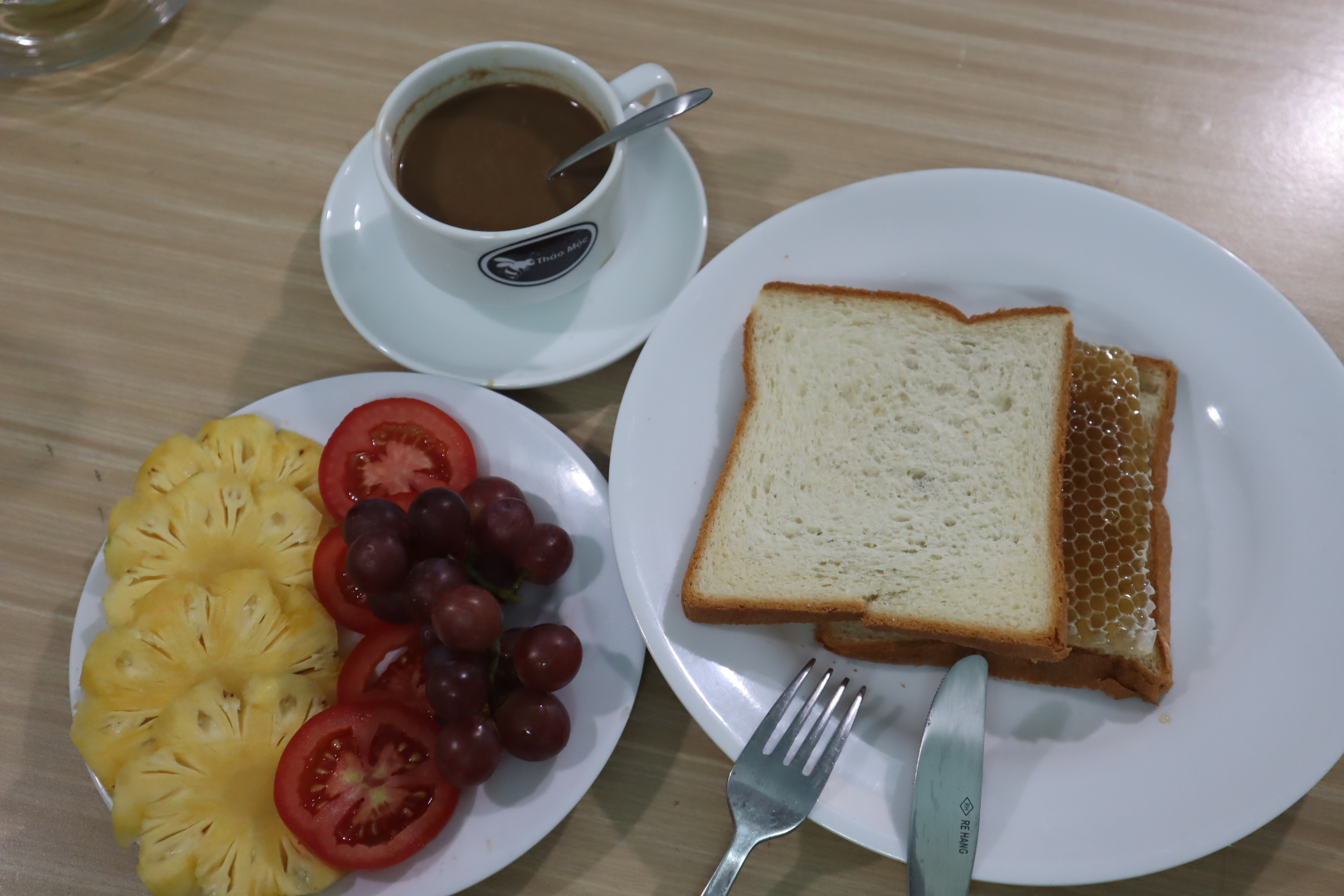 mật ong bánh tổ thảo mộc cùng với trái cây